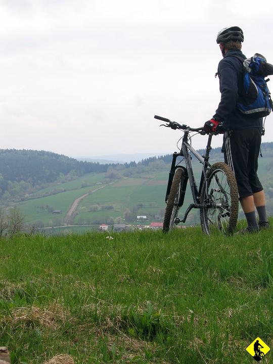 fot 027.jpg - Początek wspinania się na Kamienną Górę. Gdy dotarło do mnie, że słyszę tylko własny oddech i kołatanie serca, postanowiłem: "Stop, zsiadam". Następną myślą było: "Formy nie ma" Kolejną: "Musze wrócić do wielotrybu z 32 ząbkami".